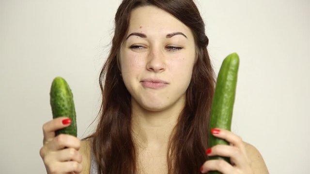 Женщина с большим огурцом