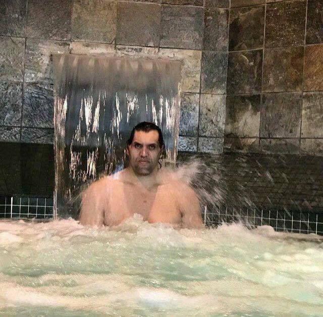 Мужик сидит под водопадом Мем