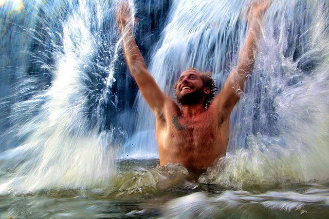 Купаться в водопаде