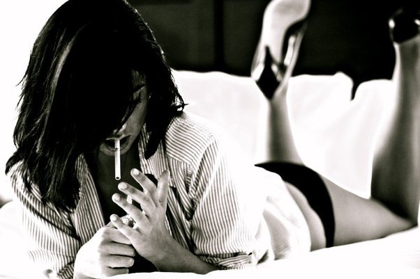 Брюнетка в мужской рубашке со спины