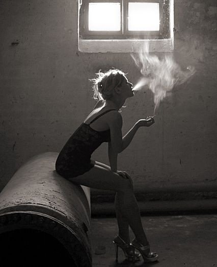 Курящая девушка со спины