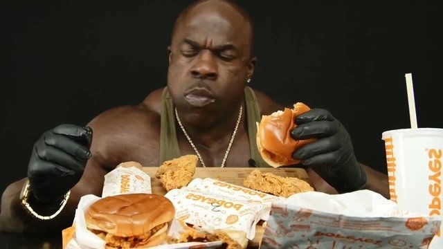 Негр с едой