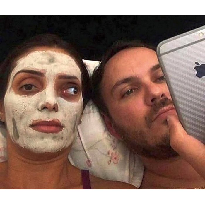 Девушка смотрит в телефон парня одним глазом