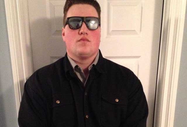 Охранник открывает дверь