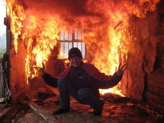 Человек и горящий дом