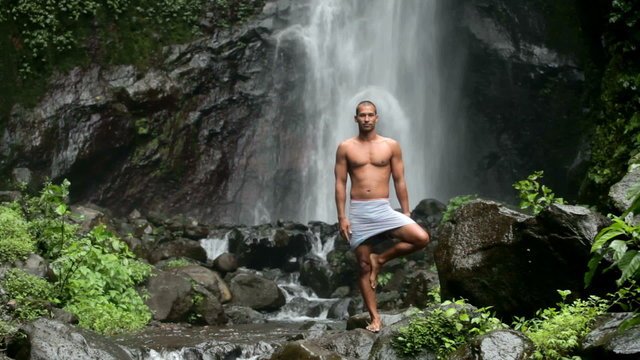 Парень у водопада