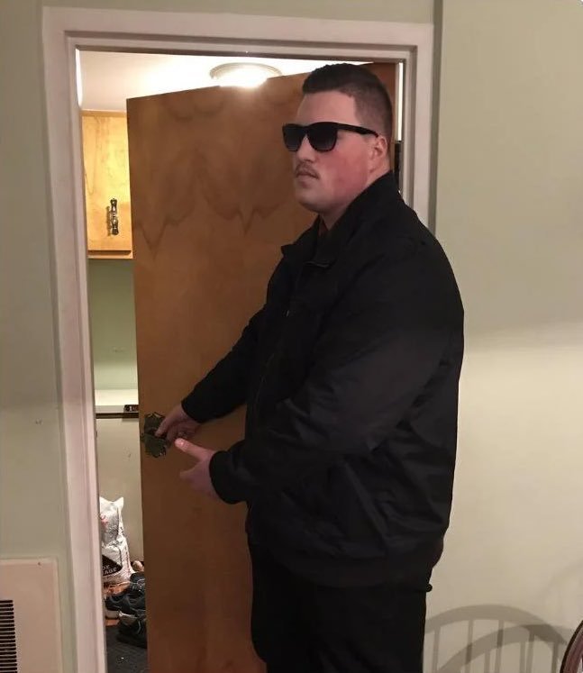 Охранник у двери