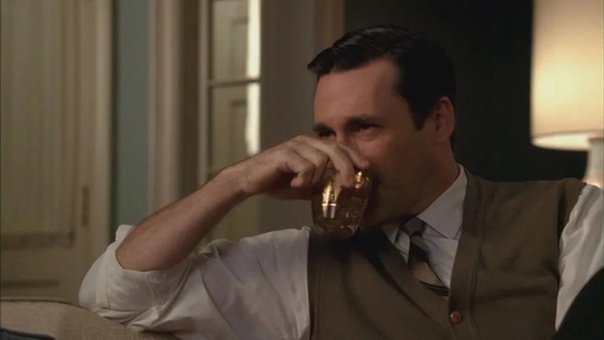 Джон Хэмм с виски