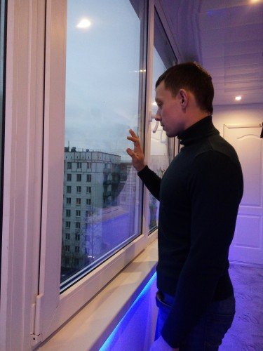 Мужик за окном