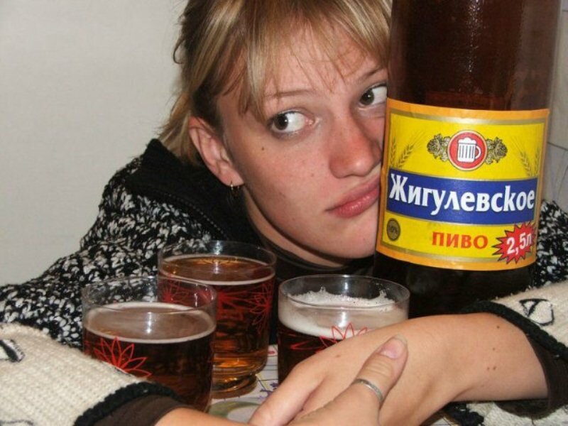 Пьяная баба с пивом