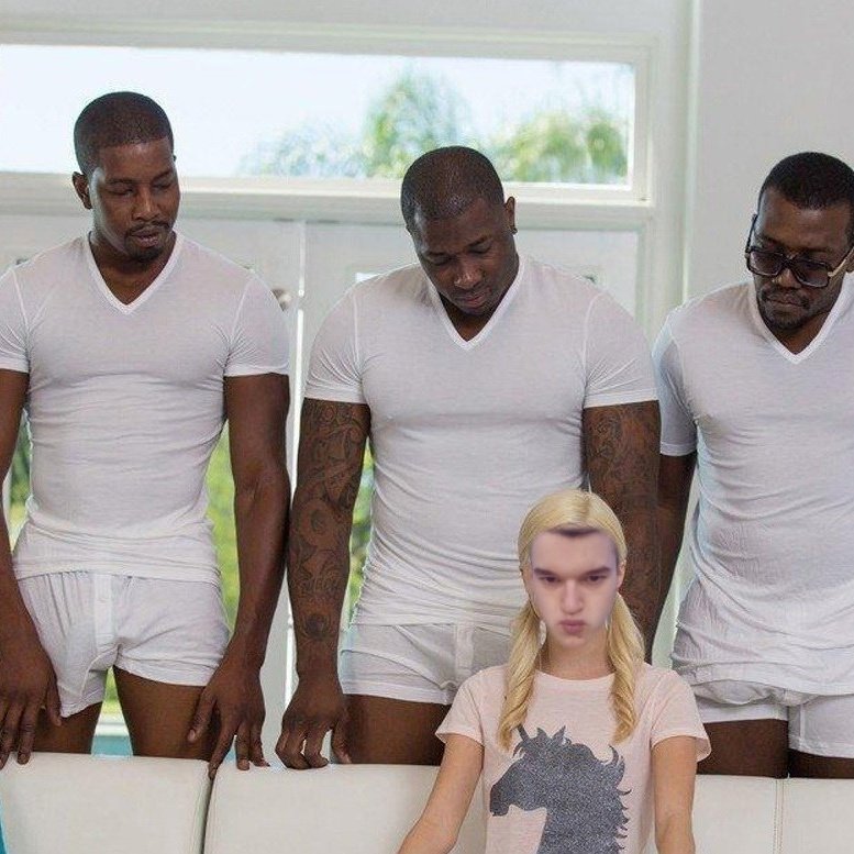 Девушка диван негры