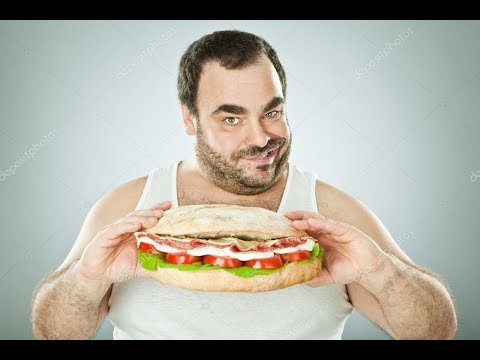 Человек ест бутерброд