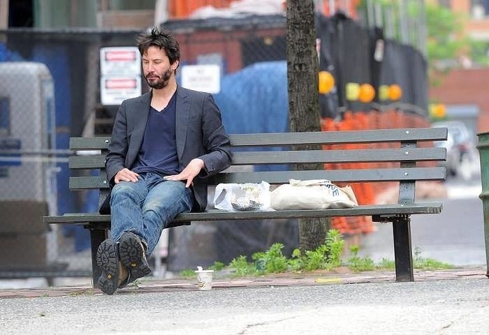 Киану Ривз на лавке