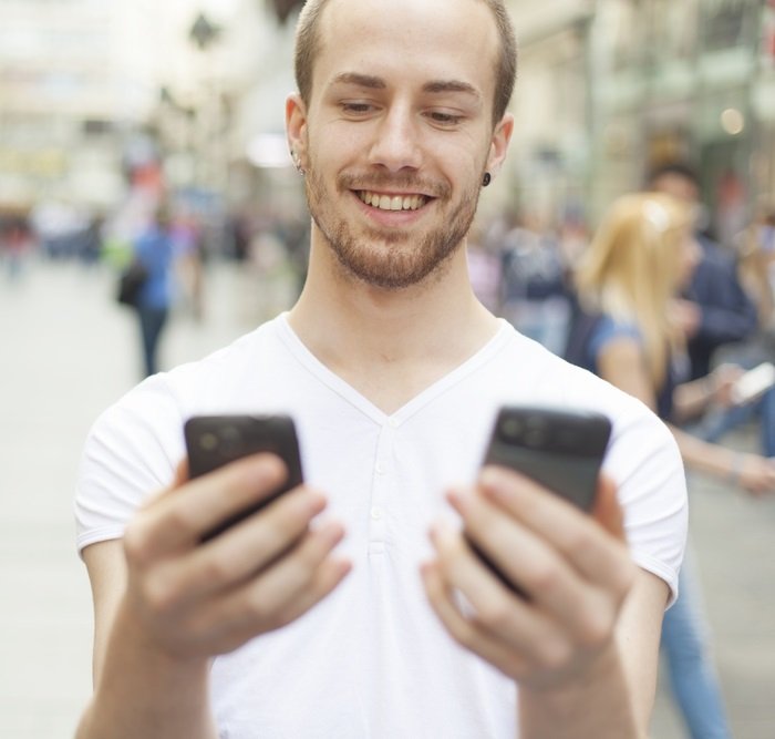 Парень с телефоном