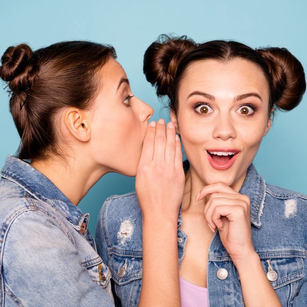 Шепчет на ухо девушка подруге