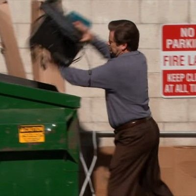 Человек выкидывает компьютер