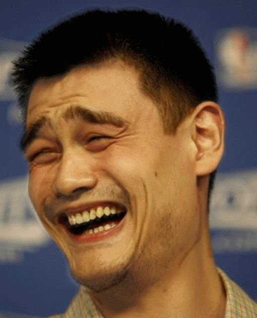 Смеющийся мужик китаец