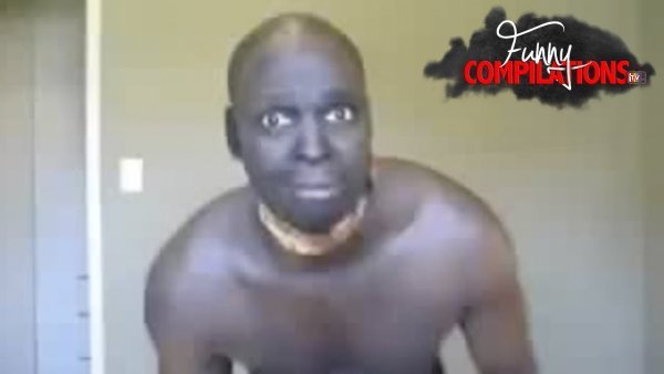 Негр сидит за столом