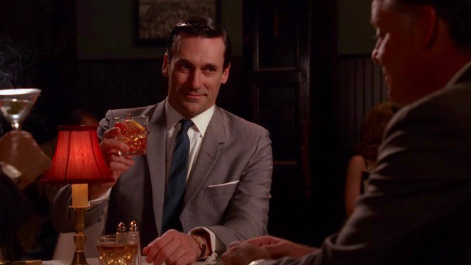 Джон Хэмм пьет виски