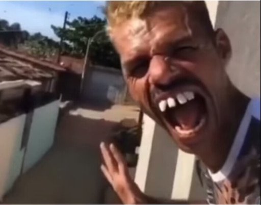 Негр улыбается