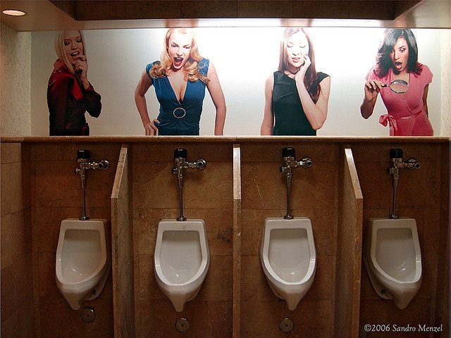 Общественный туалет писсуары