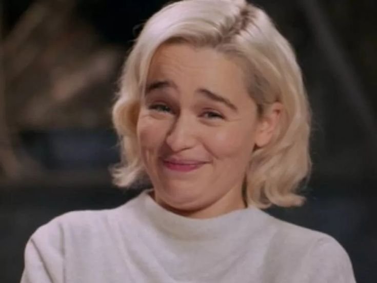 Человек сдерживает смех