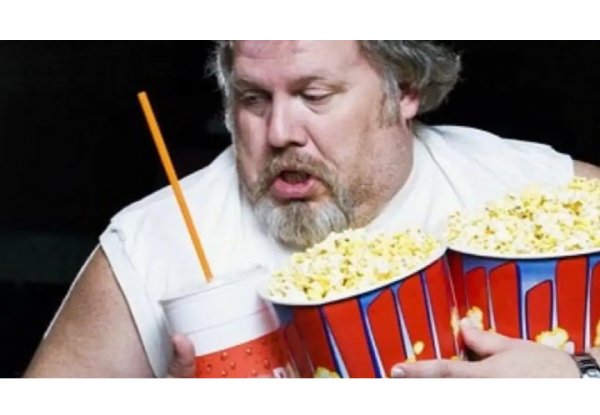Ест попкорн