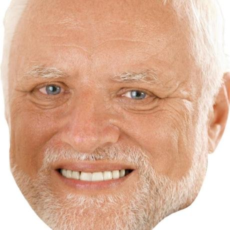 Белый человек улыбается