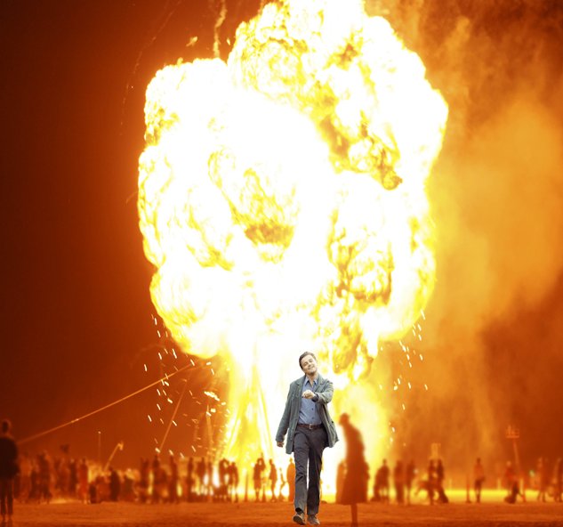 Взрыв сзади человека