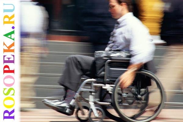 Инвалид на коляске едет