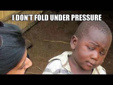 Подозрительный мальчик негр