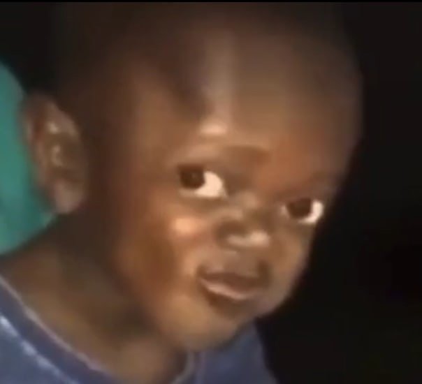 Негр улыбается