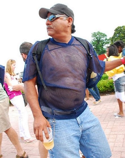 Толстый мужик в сетчатой майке