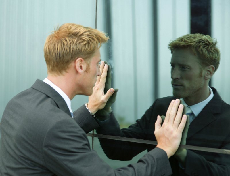 Человек разговаривает с зеркалом