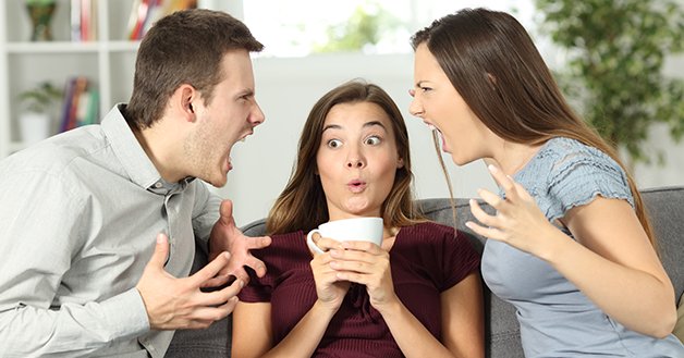 Два человека ругаются