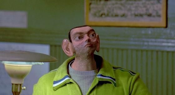 Человек с очень маленькой нолаоой