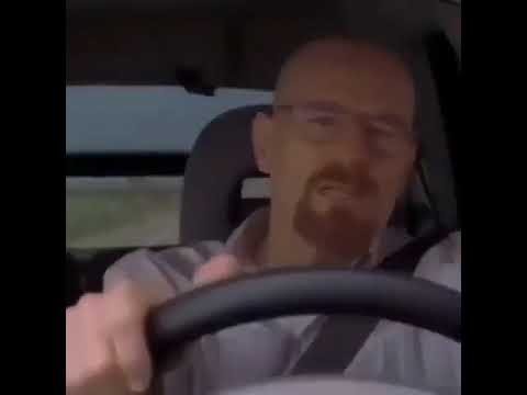 Лысый мужик едет в машине