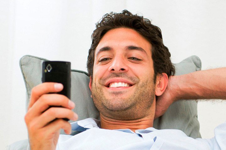 Радостный человек с телефоном