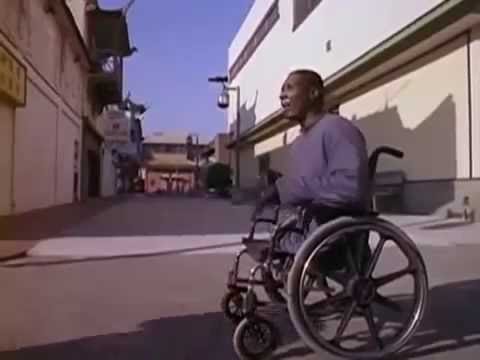 Инвалид негр на коляске
