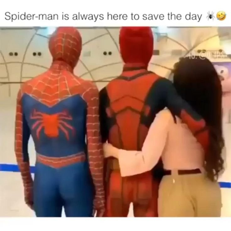 Два человека паука шлёпают