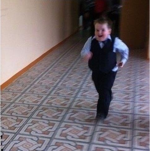 Мальчик бежит Мем