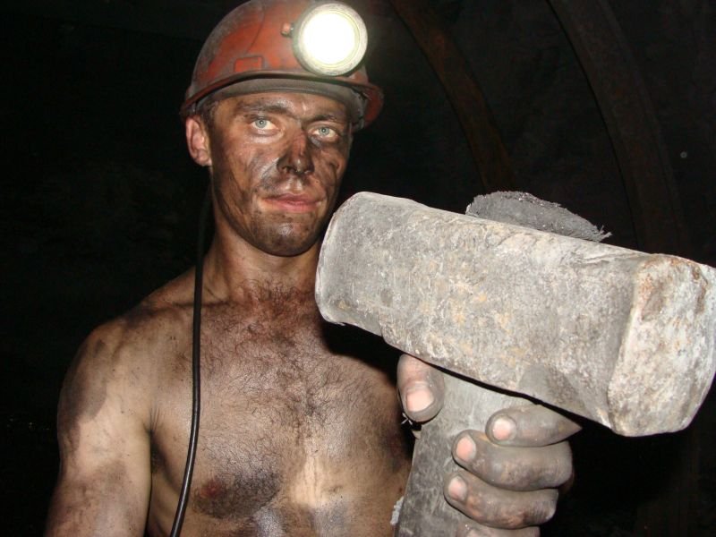 Мужчина с кувалдой