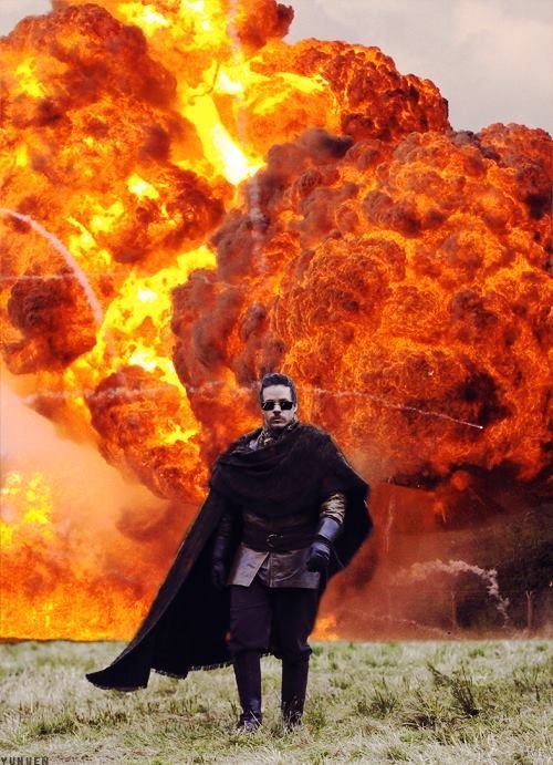 Взрыв сзади человека