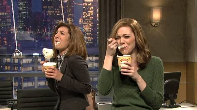 Ест и плачет