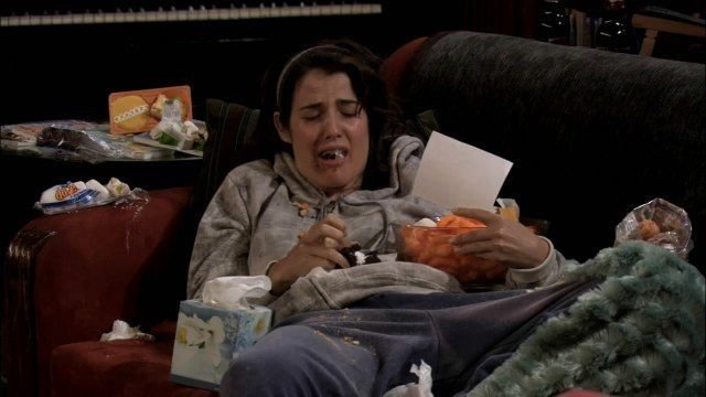 Жрет и плачет