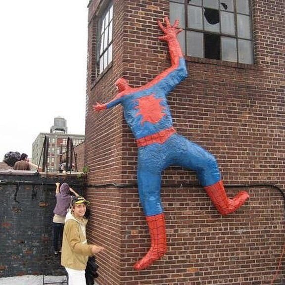 Человек паук кирпич