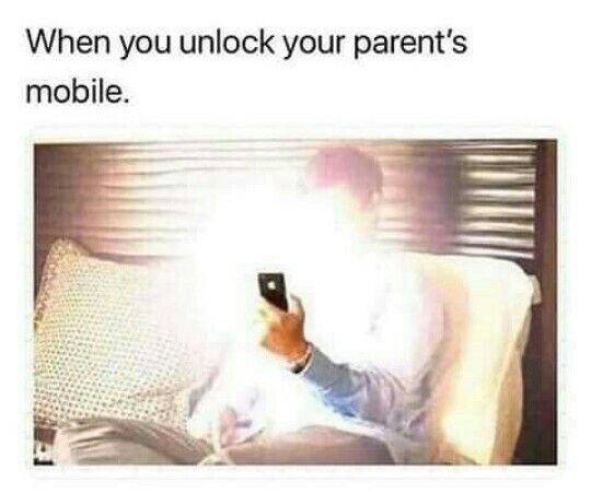 Светит телефоном