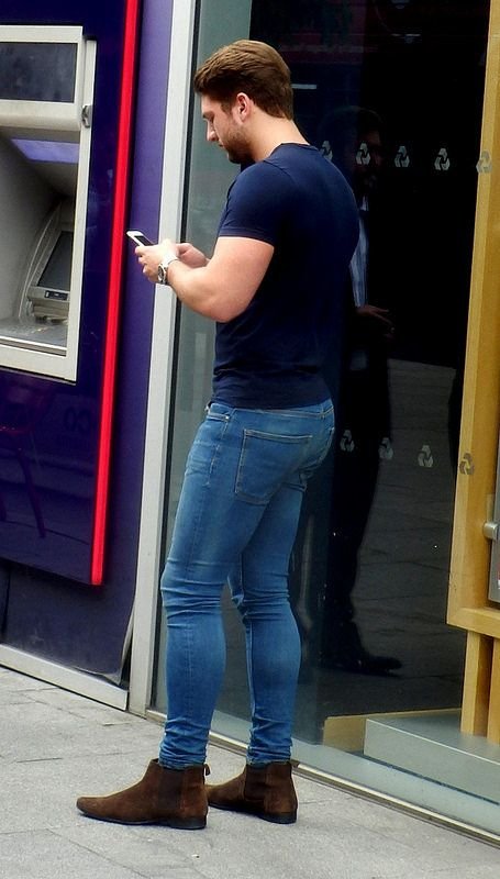 Мужчины за 40 в обтягивающих джинсах