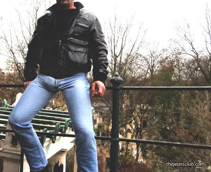 Парни в джинсах с бугорками