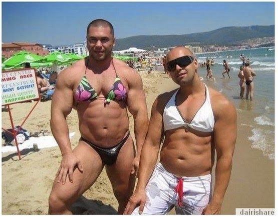 Мужчина в женском купальнике